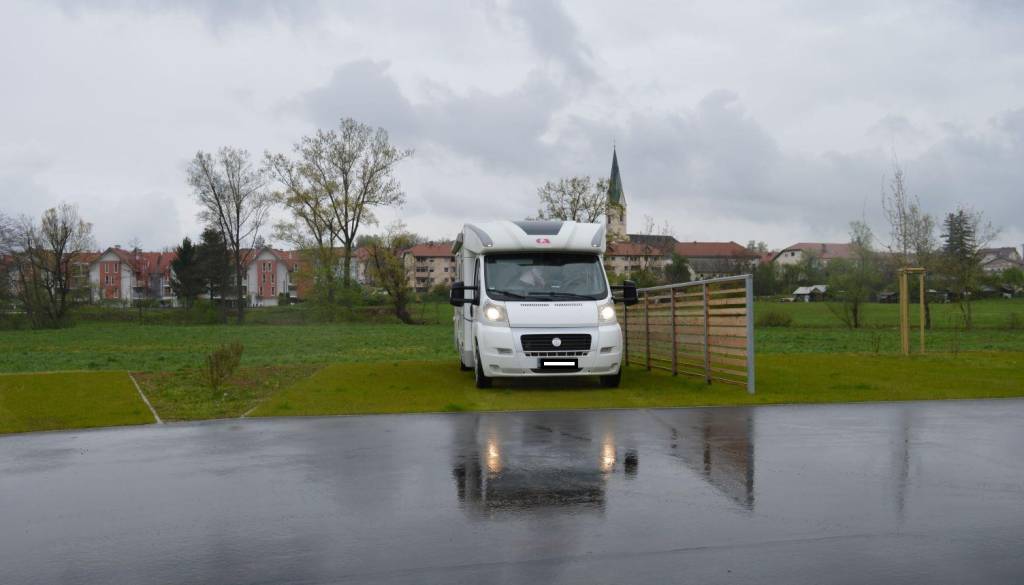 Parkiranje na tem dolenjskem postajališču za avtodome po novem plačljivo, parkirnina znaša ...