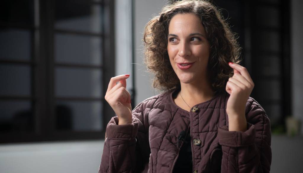 Ljubljanainfo podkast #3: Večjezična umetnica, ki navdušuje na svetovnih prizoriščih