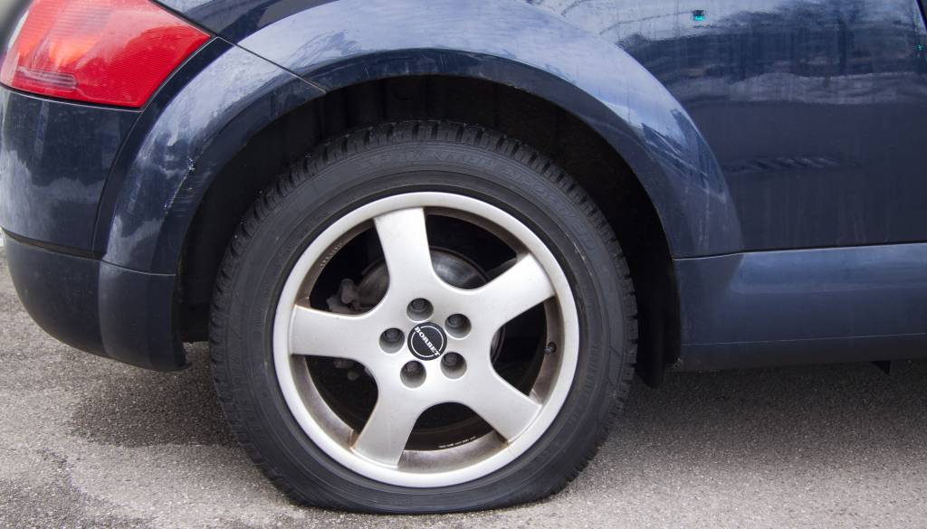 Nevarna cesta v Zalogu: Domačinka zapeljala v luknjo in predrla obe gumi!