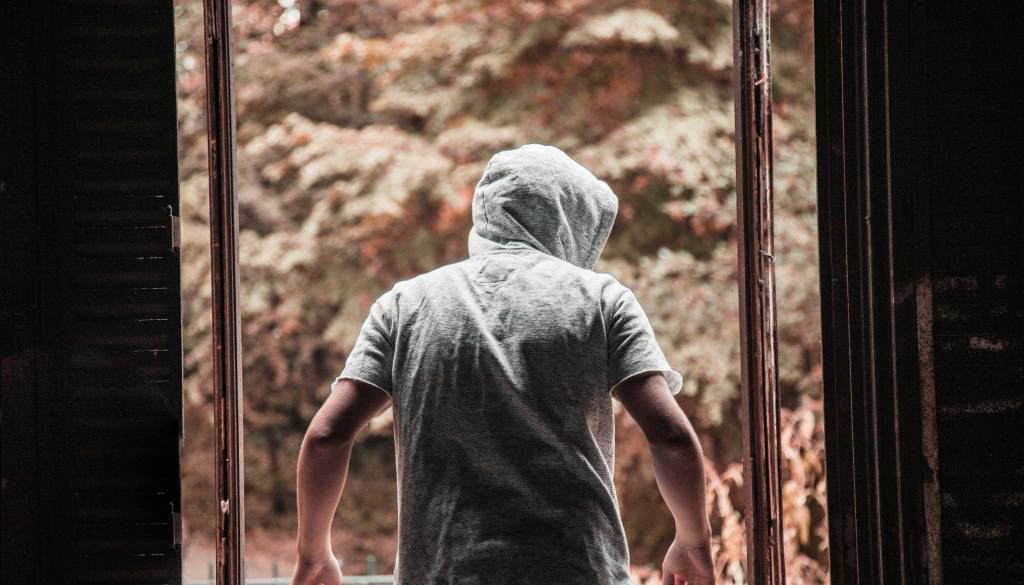 Rop v prodajalni na Mostah, storilec grozil z nevarnim predmetom in pobegnil