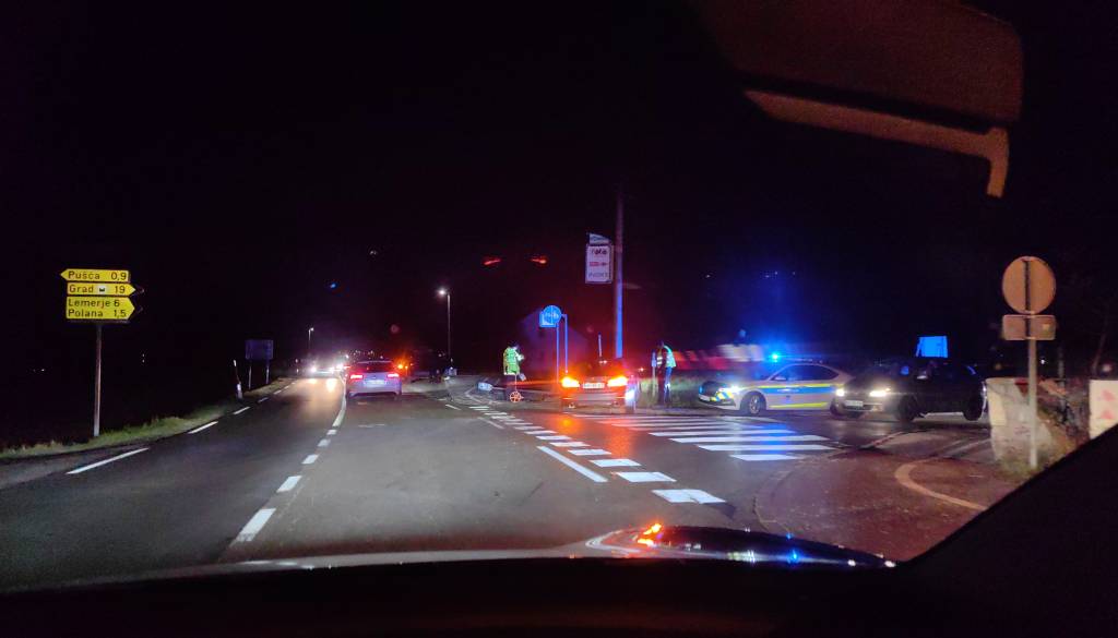 Z BMW-jem tik pred Mursko Soboto trčil v prometni znak in ulično razsvetljavo