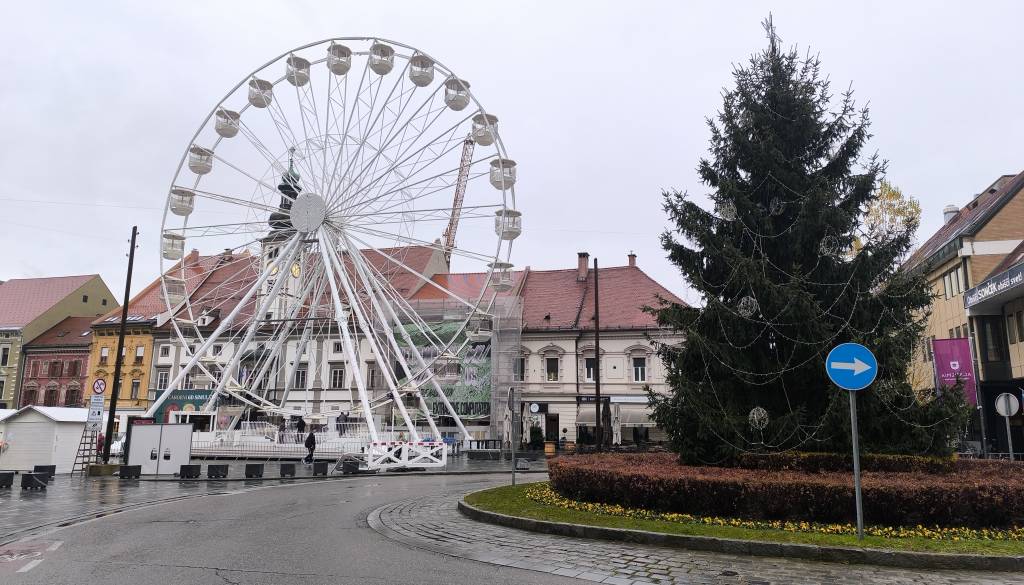 FOTO in VIDEO: Na Glavnem trgu že stoji veliko panoramsko kolo, le še nekaj dni pa nas loči do prižiga lučk
