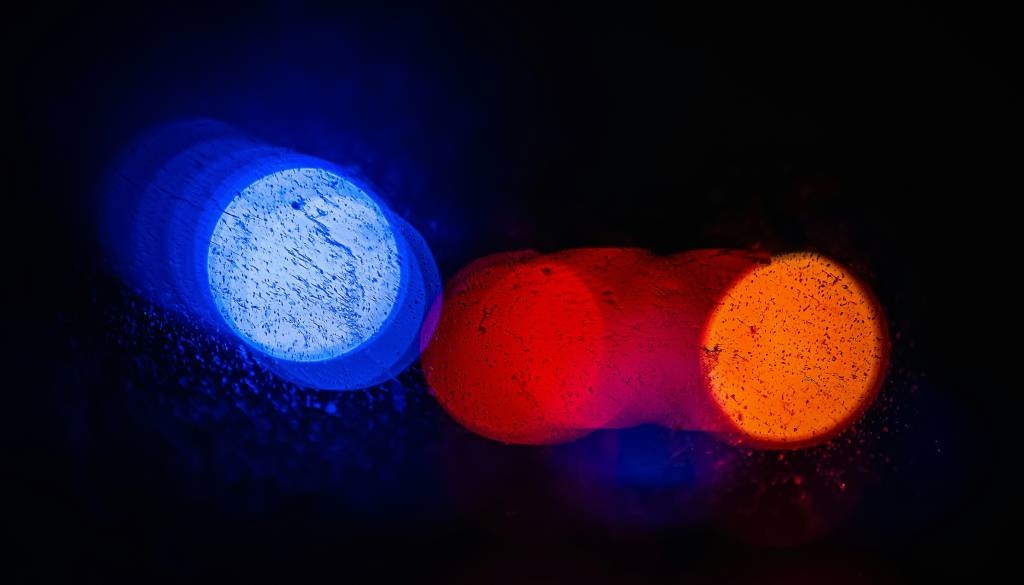 Huda nesreča na avtocesti: Ena oseba umrla, ena huje poškodovana