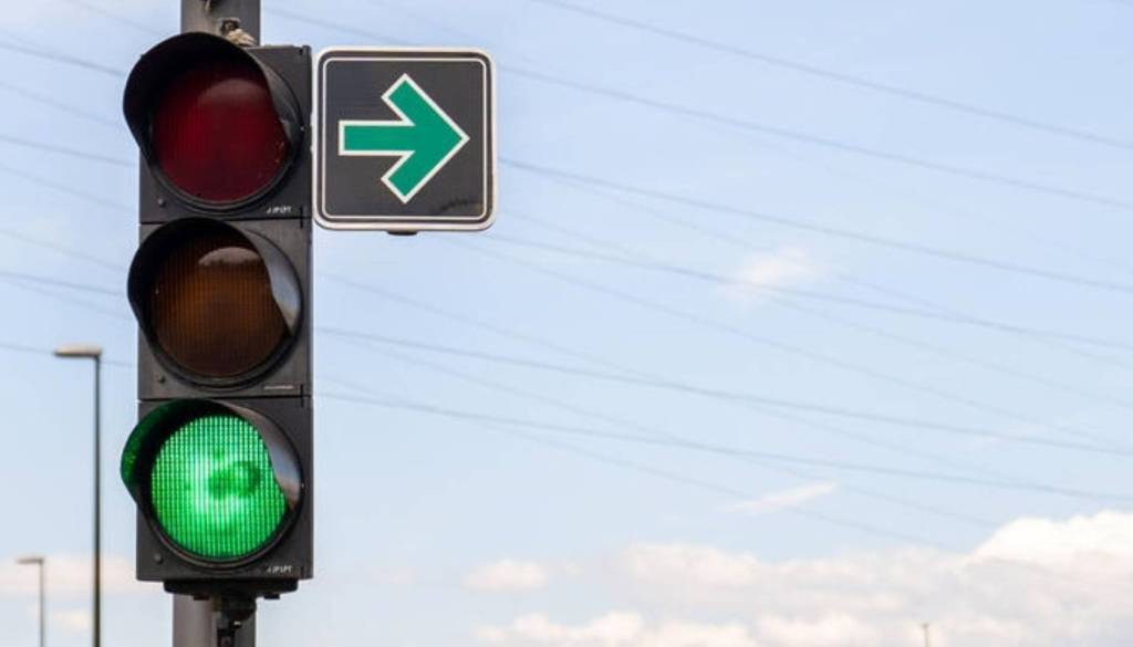 Zelena puščica v Ljubljani ponovno v ospredju: Gre občini za varnost pešcev ali za prometno pretočnost?