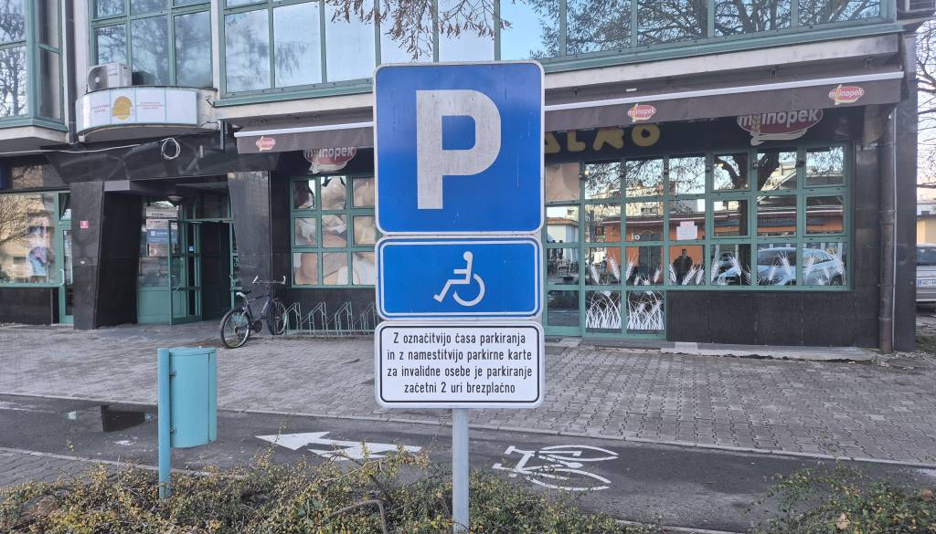 Bralec naletel na neprijetno presenečenje v Murski Soboti, parkiranje na mestih za invalide omejeno