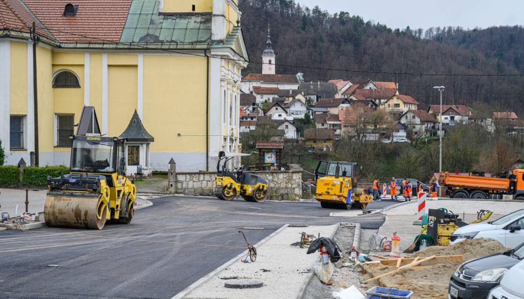 V Žabjeku potekajo asfalterska dela, jutri popolna zapora ceste