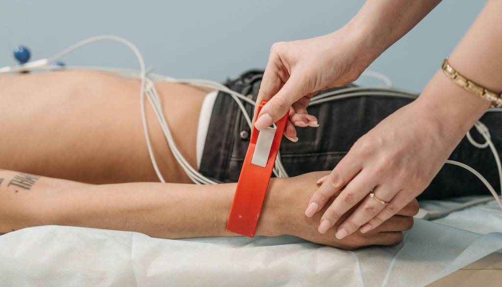 Plačaj ali čakaj na pregled: Javnost zadržana, ker naj bi UKC Ljubljana razmišljal o samoplačniški ambulanti 