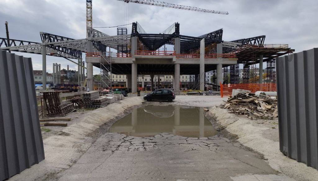 300 tovornjakov okoli gradbišča nove avtobusne postaje na dan: Bodo stanovalci še lahko odpirali okna?