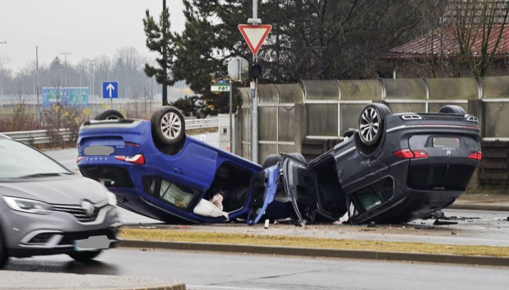 FOTO in VIDEO: Prometna nesreča na Šmartinski, avtomobila končala na strehi