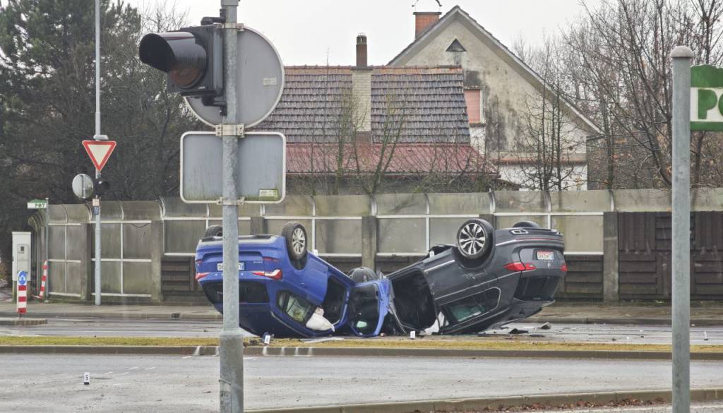FOTO in VIDEO: Na Šmartinski bežal pred policisti in prevrnil dva avtomobila