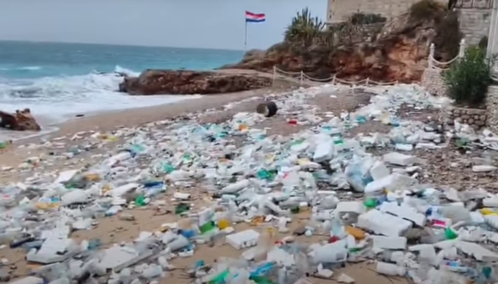 VIDEO: Dramatični prizori s Hrvaške. Morje na obalo naplavilo tone smeti