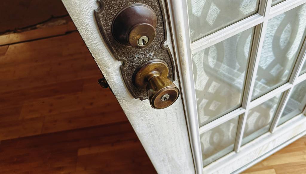 Prodajal posodo, odšel z nakitom: Neznanec ogoljufal starejšo gospo