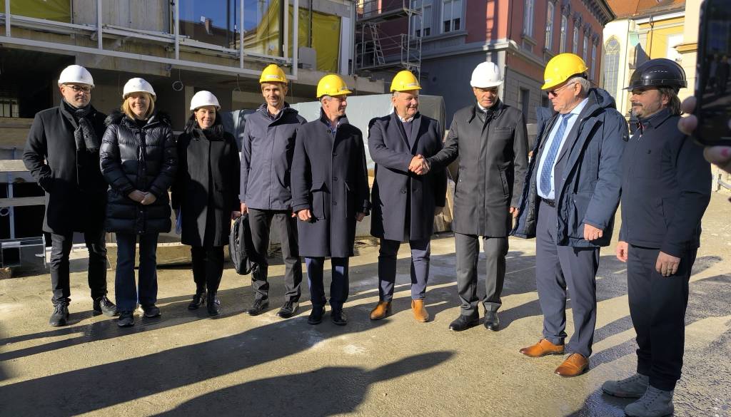 FOTO in VIDEO: Ministri z Arsenovičem obiskali gradbišče Centra Rotovž: »Danes je res velik dan za Maribor«