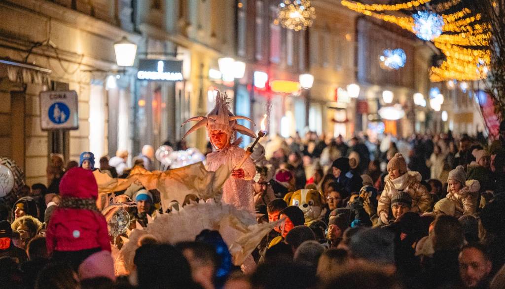 FOTO in VIDEO: Začel se je Čarobni Maribor! Zasvetile lučke in zapeljalo se je panoramsko kolo, za zabavo koncerta