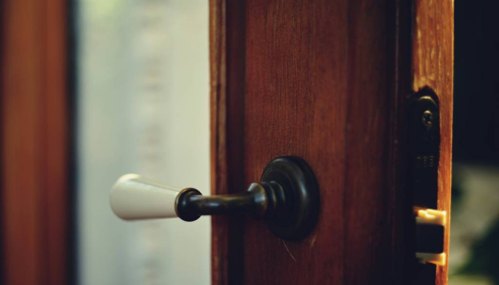 Prodaja posode kot krinka: Neznanec ogoljufal starejšo gospo in ji odnesel nakit