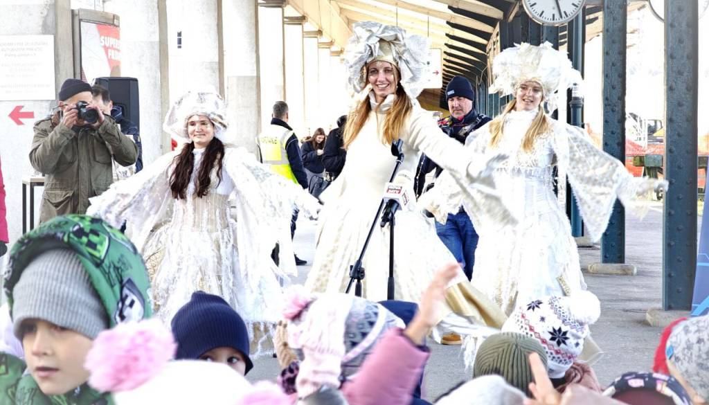 Prihajajo decembrski vlaki, na nekaterih vile in Božiček