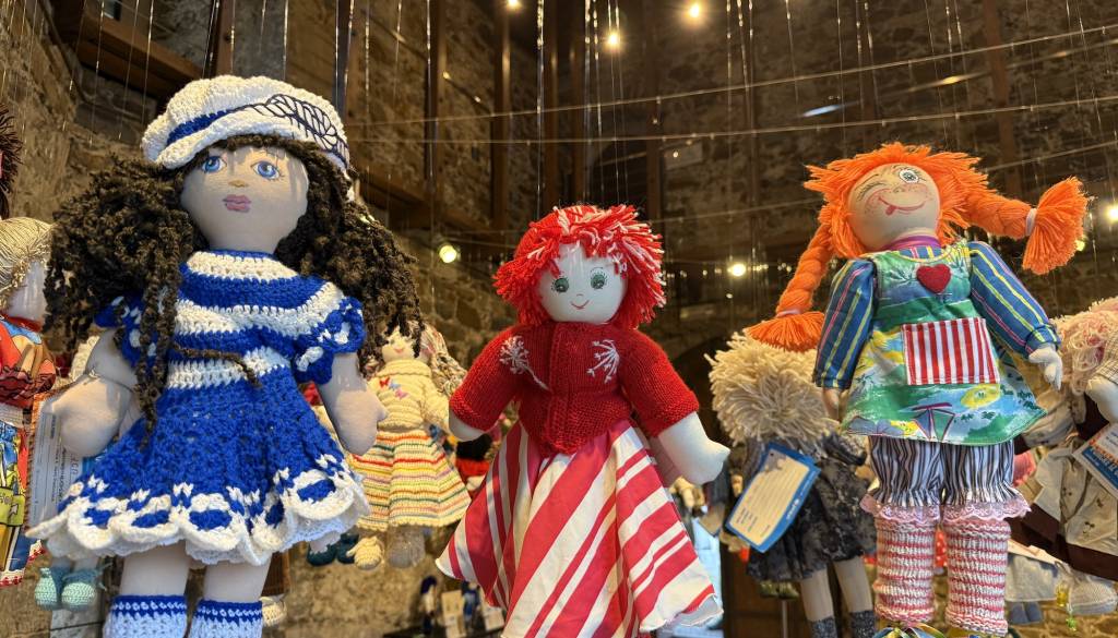 300 unikatnih punčk iz cunj na razstavi na Ljubljanskem gradu, z donacijami rešujejo otroška življenja