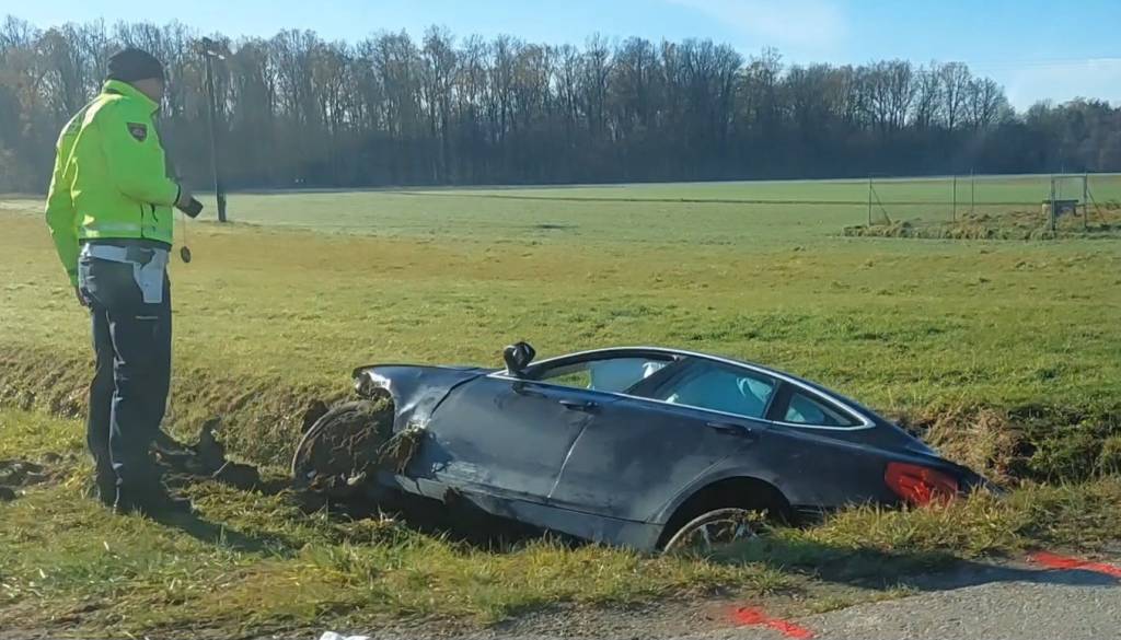 Na Goričkem avtomobil pristal v jarku, na terenu gasilci, policija in reševalci