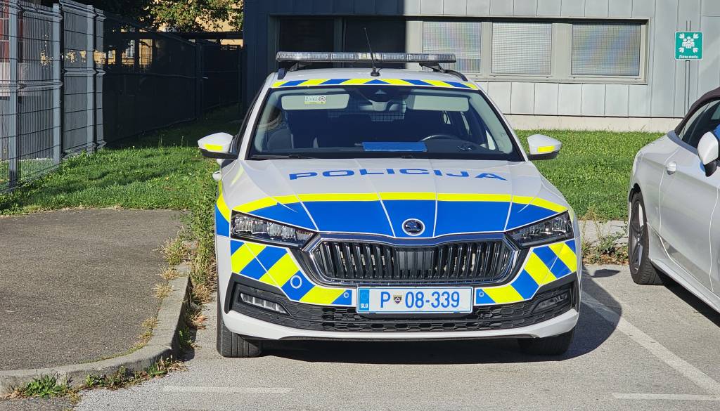 Brez vozniškega, zavrnil alkotest, ostal brez avtomobila