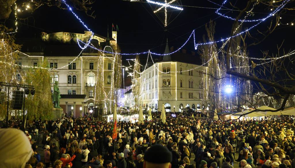 FOTO in VIDEO: V Ljubljani zasvetile praznične luči