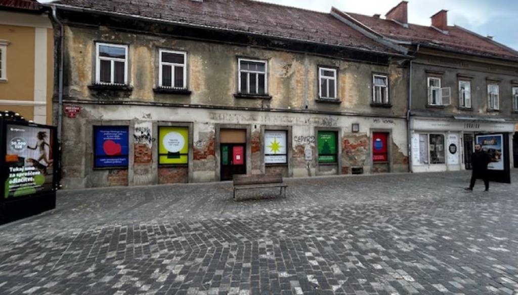 FOTO: Nekatere prazne izložbe v Mariboru postale razstaviščni prostor. Ste jih že opazili?