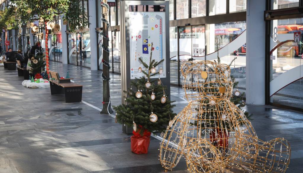 Mariborski otroci ponovno okrasili glavno avtobusno postajo