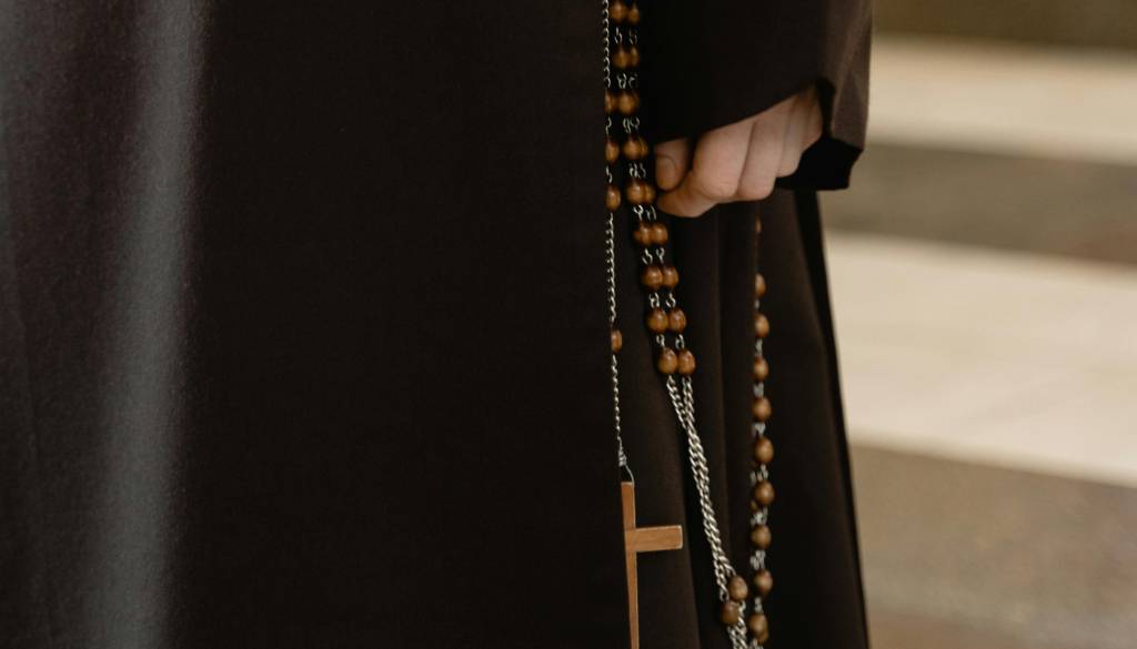 Pred samostanom zabodli redovnico 