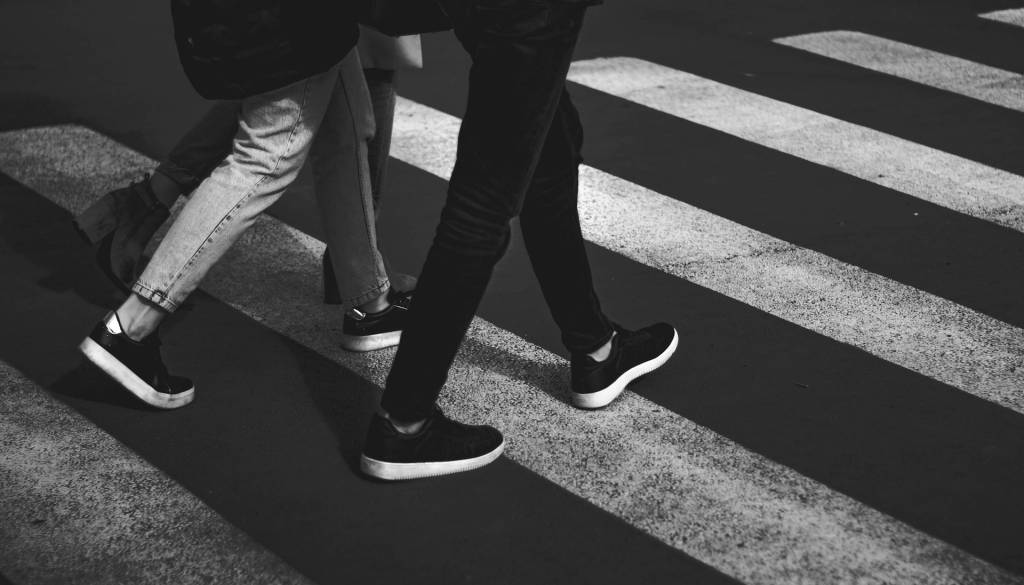 Voznik spregledal dve deklici na prehodu za pešce in trčil vanju