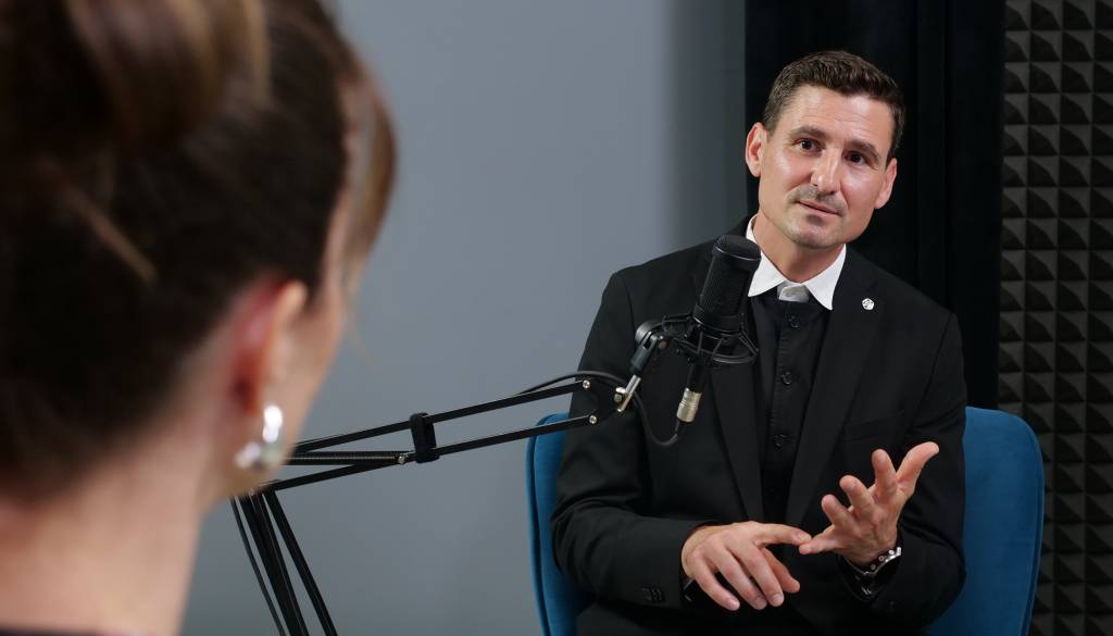 Na čelo Evangeličanske cerkve bo danes umeščen Aleksander Erniša. Kdo je in kaj sporoča vernikom?