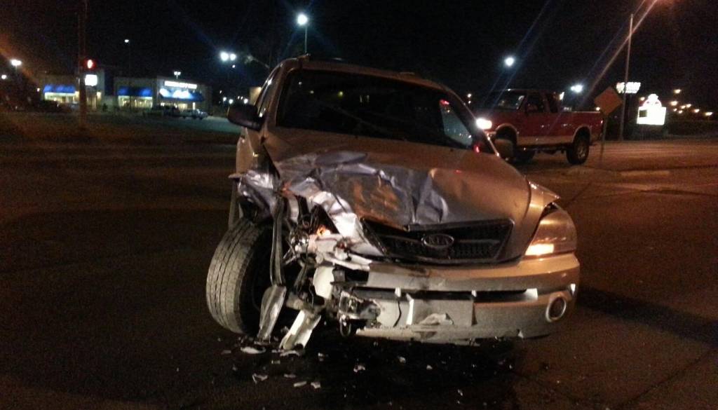 Huda nesreča pri zavijanju v Mariboru: Voznica huje poškodovana, dve osebi lažje