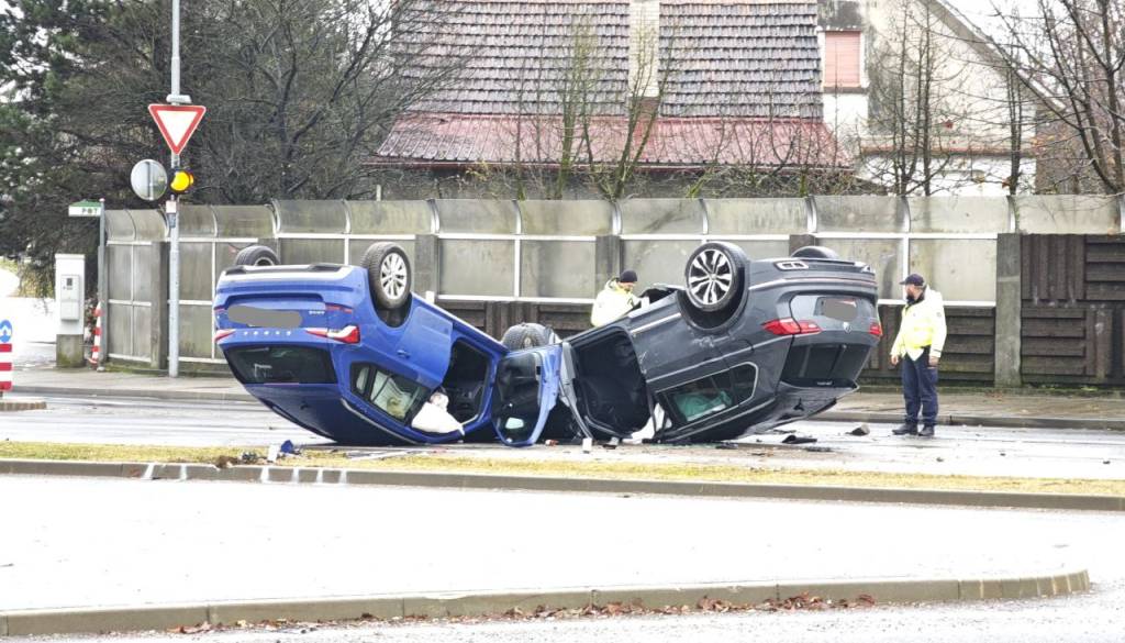 Preobrat po prometni nesreči na Šmartinski: Našli skoraj 60 zavitkov kokaina in heroina