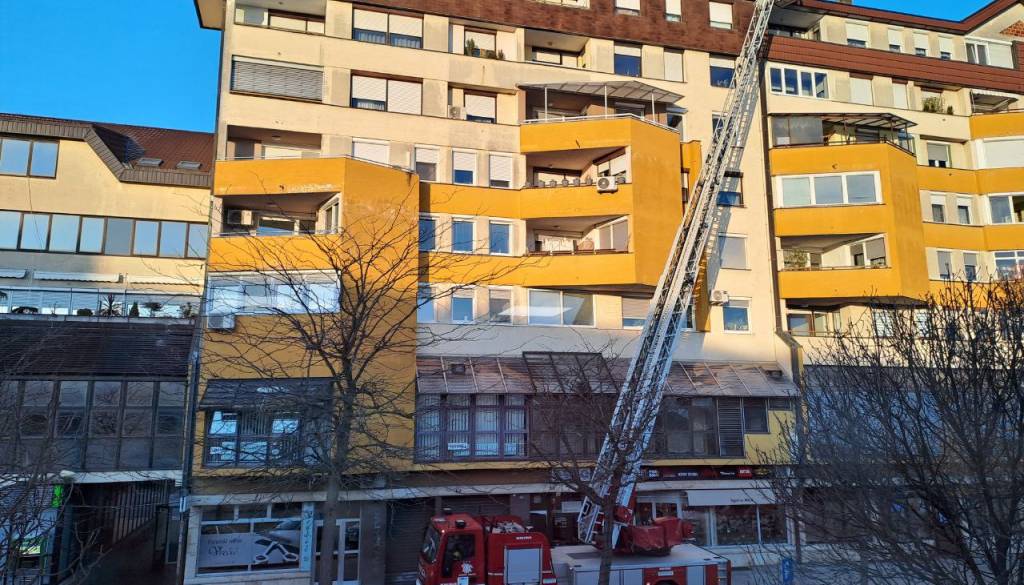 FOTO: Gasilci z lestvijo na Kocljevi ulici, kaj se je dogajalo?