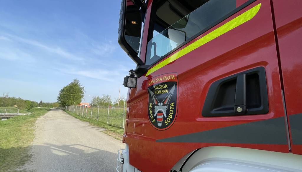 Požar zajel več stanovanj, ena oseba mrtva