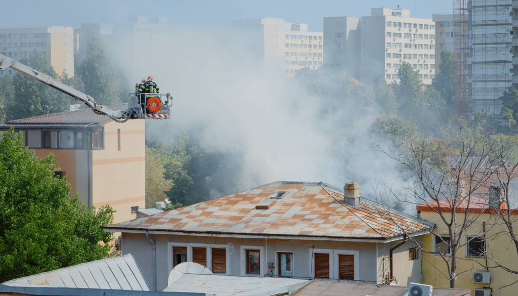 Tragičen požar: v stanovanjski stavbi umrla ena oseba