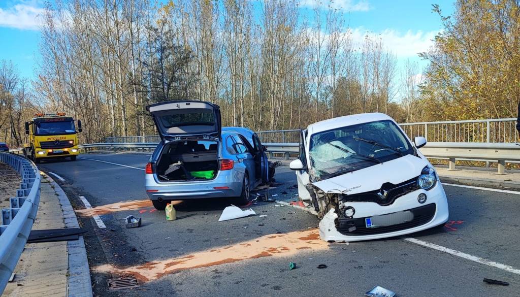 FOTO: V prometni nesreči na mostu čez Muro dve osebi poškodovani