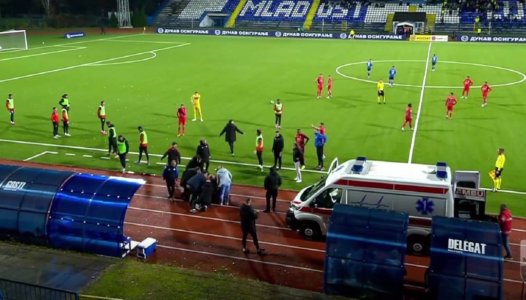 Med nogometno tekmo se je zgrudil trener, umrl na poti v bolnišnico