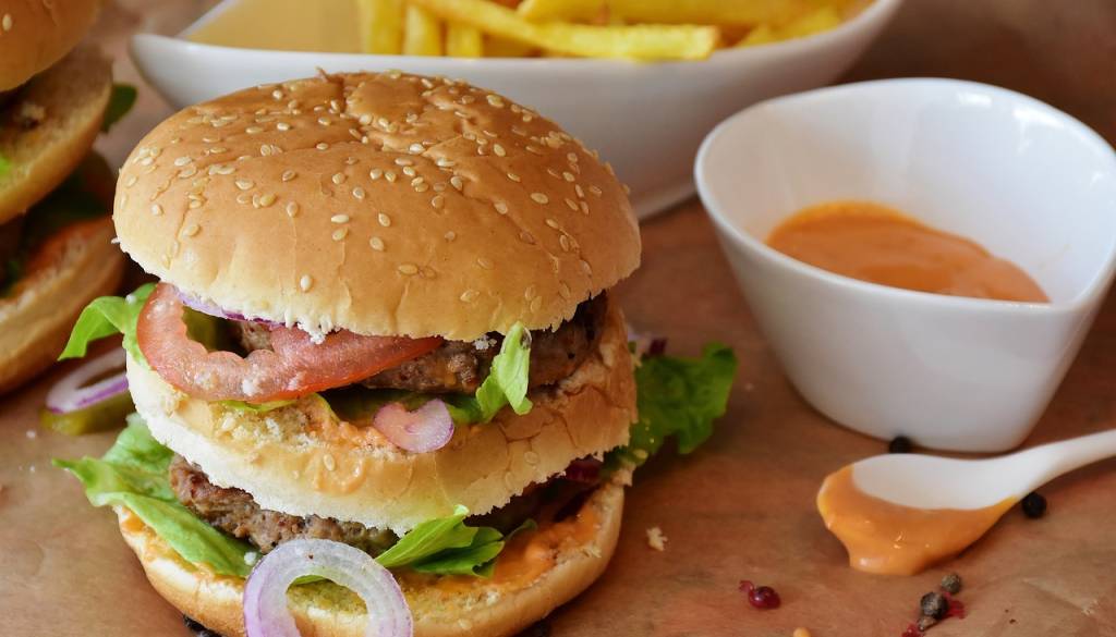 PREDLAGAJTE: Kje v Pomurju je naj burger?