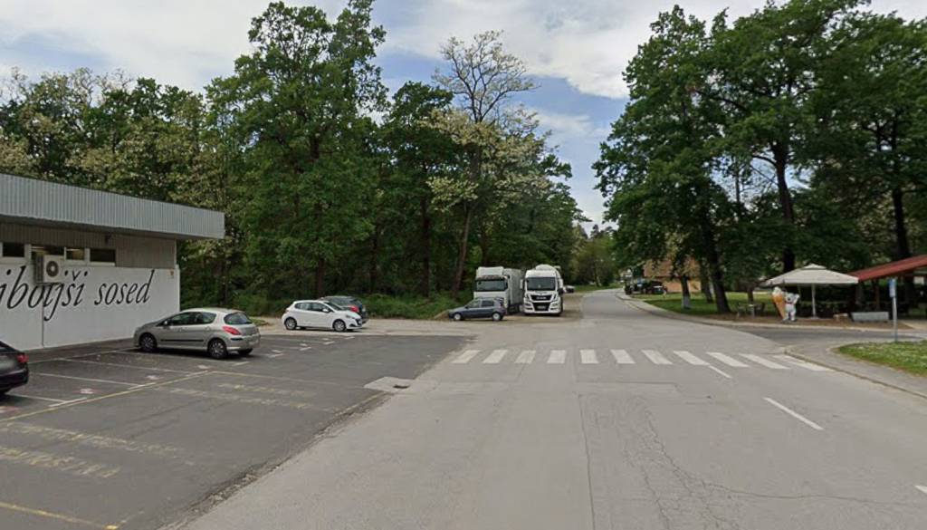 V Kidričevem pri trgovini Mercator že leta parkirajo tovornjaki, bo zdaj drugače?