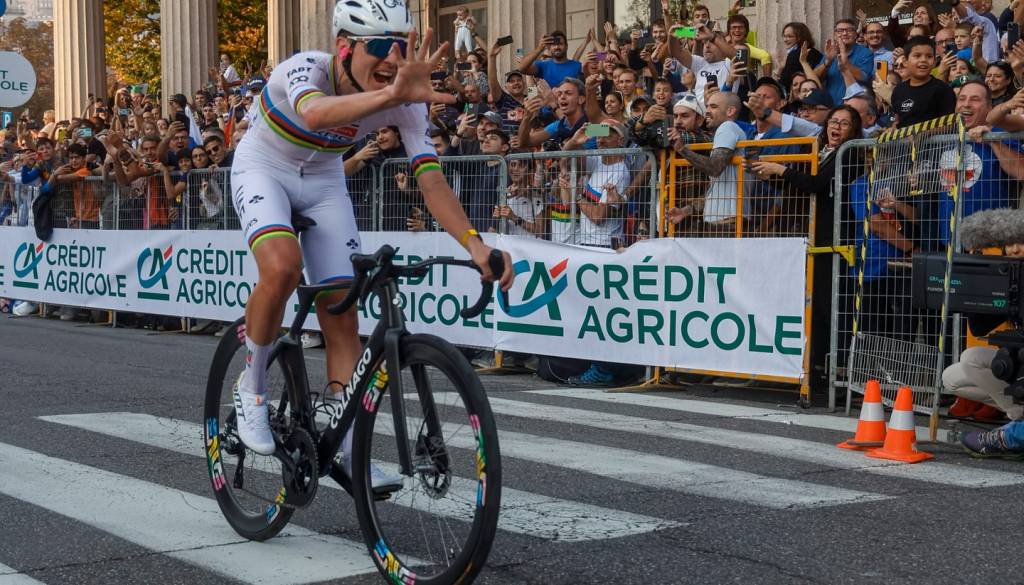 Presenečeni slovenski turisti na Kanarskih otokih z avtobusom vozili za Pogačarjem