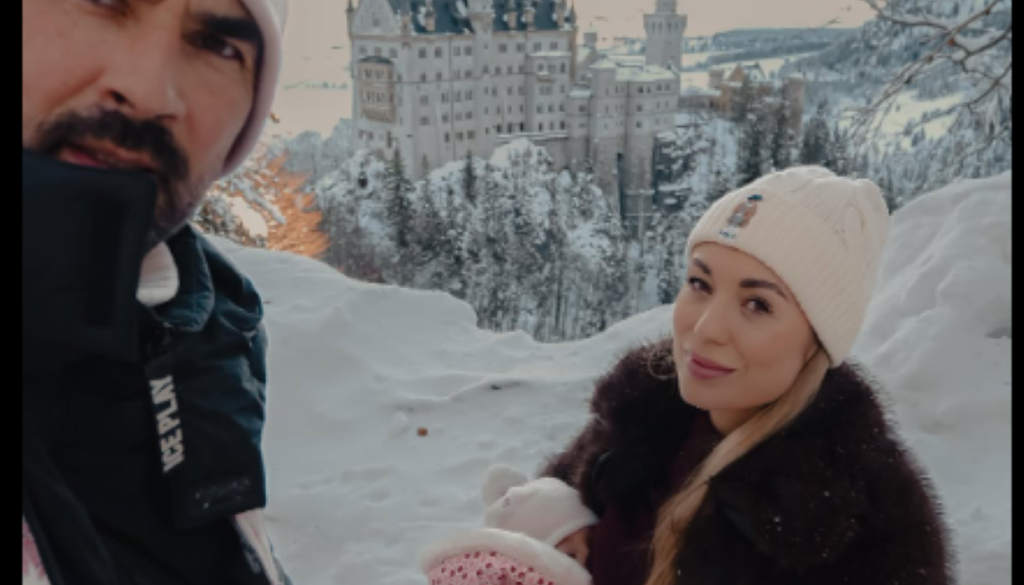 VIDEO: S hčerko v naročju in po prepovedani poti: Katarina Benček na avanturi pri Neuschwansteinu