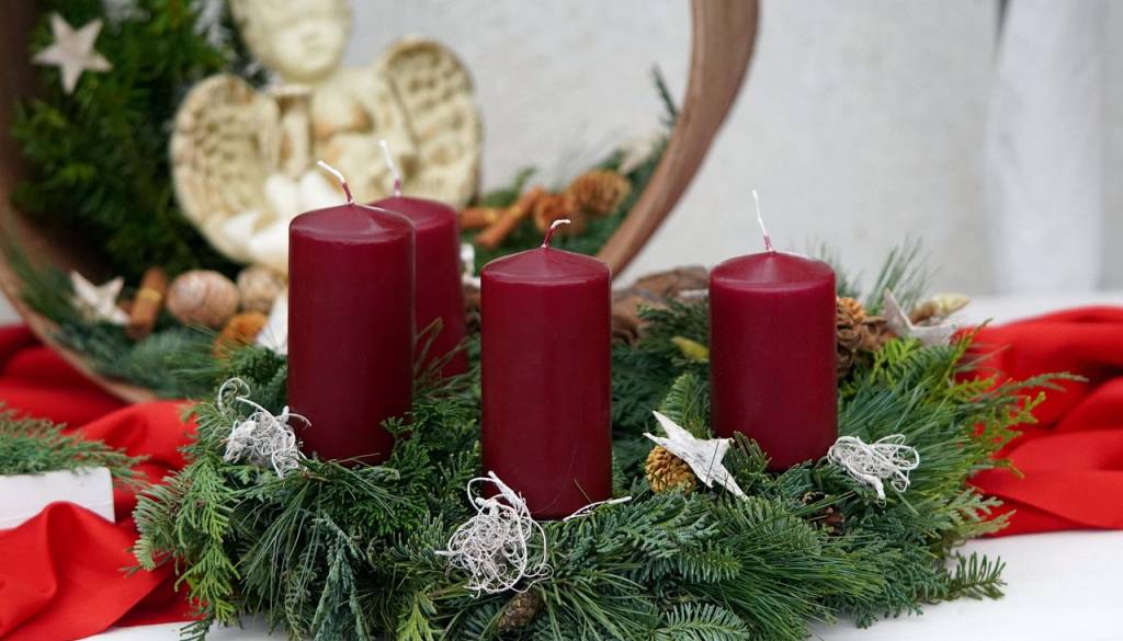 Kristjani bodo prižgali prvo svečo in začeli priprave na božič