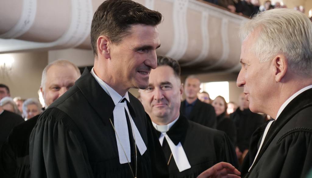 FOTO in VIDEO: V Puconcih slovesno umestili novega evangeličanskega škofa Aleksandra Erniše