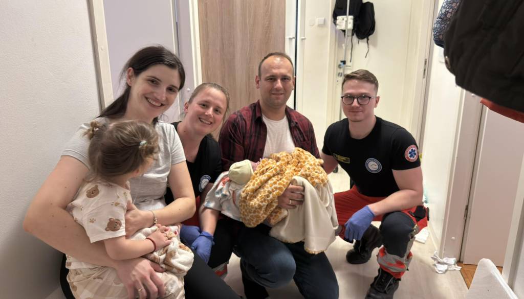 Ljubljanski reševalci delili čustveno zgodbo s terena: Mali David se je rodil kar doma