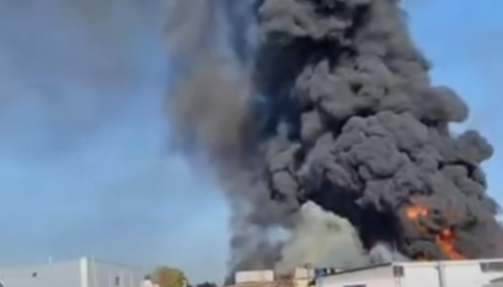 VIDEO: Izbruhnil velik požar, nad mestom gost črn dim