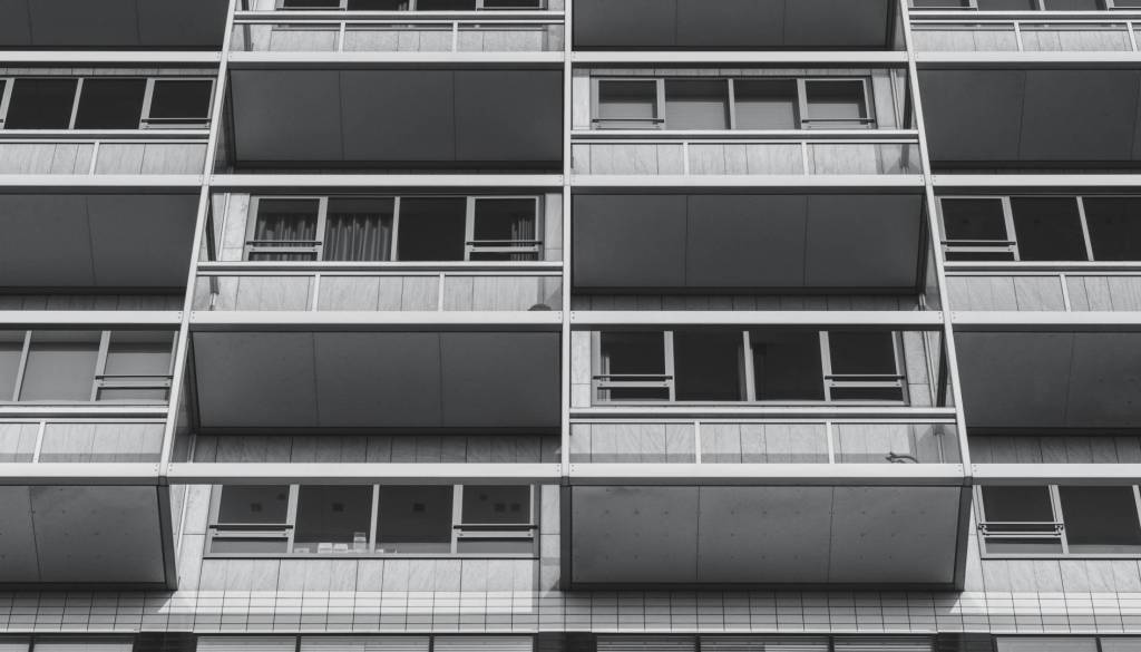 Policijo je poklical otrok: Zaslišal je, da na balkonu moški strelja s pištolo