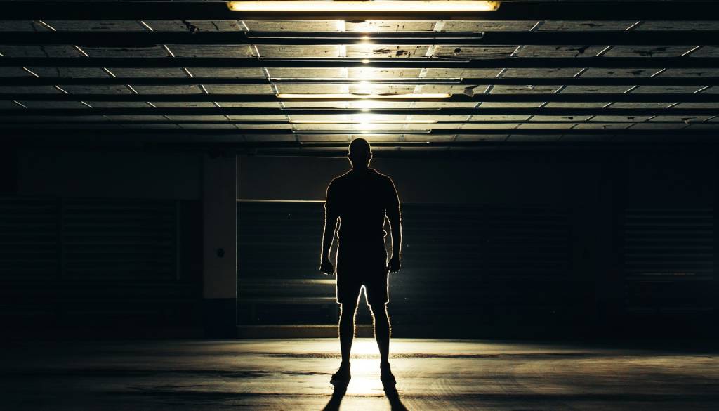 Vlom v trgovino in gostinski lokal, storilec odnesel menjalni denar, cigarete in različne izdelke