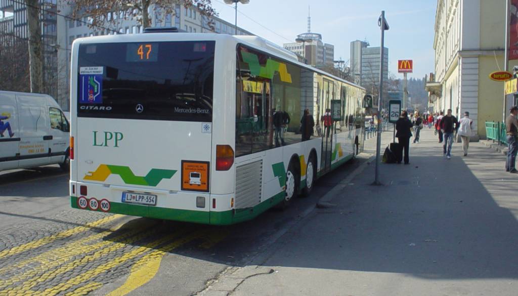 Zakaj na postajališčih primestnih avtobusov ni obešenih voznih redov? Razlog vas bo presenetil