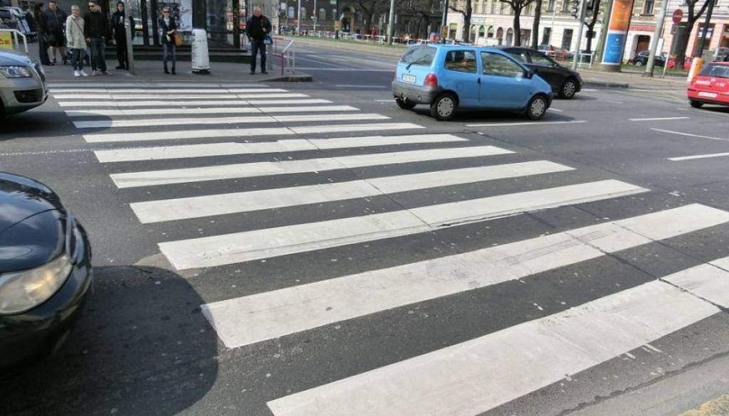 Po Pomurju več prometnih nesreč, pešec huje poškodovan