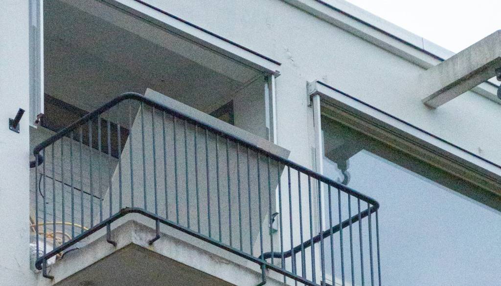 Otrok poklical policijo: Na balkonu stanovanja je moški streljal s pištolo