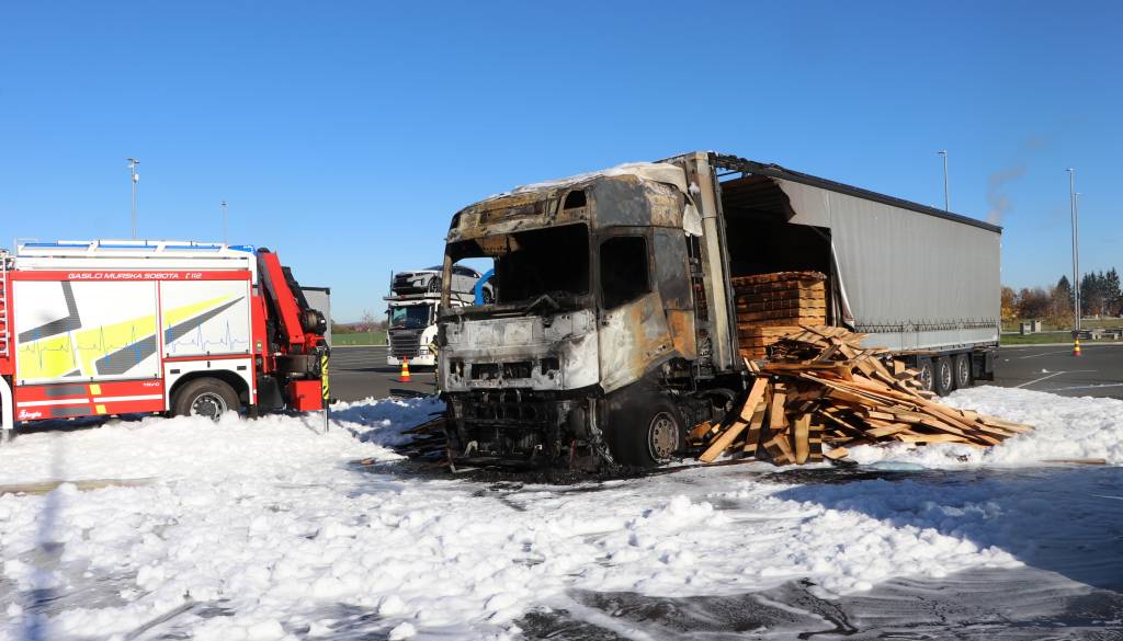 FOTO in VIDEO: V požaru tovornjaka na pomurski avtocesti za 30 tisočakov škode